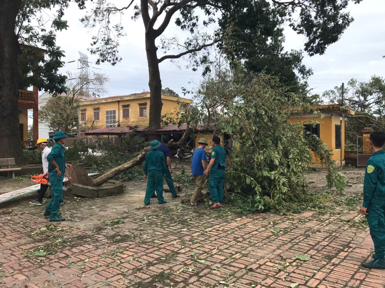 LỰC LƯỢNG VŨ TRANG XÃ LƯƠNG TÀI (VĂN LÂM) THAM GIA TỔNG VỆ SINH MÔI TRƯỜNG SAU BÃO SỐ 3. BÃO YAGI