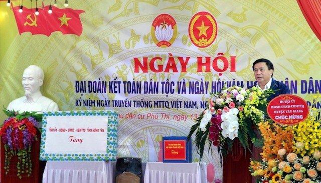 Đồng chí Nguyễn Xuân Thắng, Bí thư Trung ương Đảng dự Ngày hội Đại đoàn kết dân tộc và Ngày hội văn hóa quân dân tại khu dân cư Phú Thị, xã Mễ Sở, huyện Văn Giang, tỉnh Hưng Yên